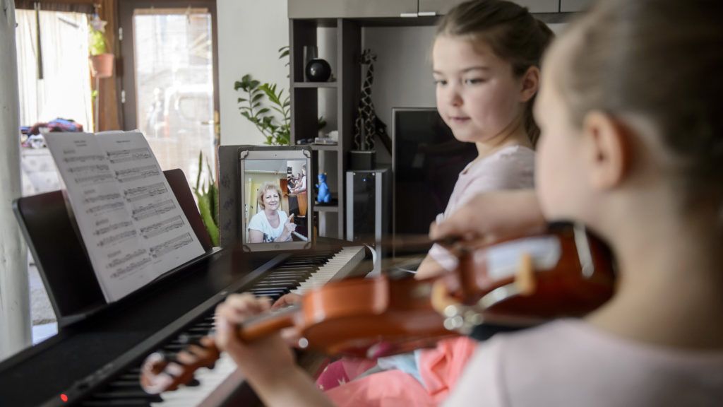 Művésztanár tart online zeneoktatást egy család salgótarjáni otthonában, a járvány ideje alatt (Fotó: MTI/Komka Péter)