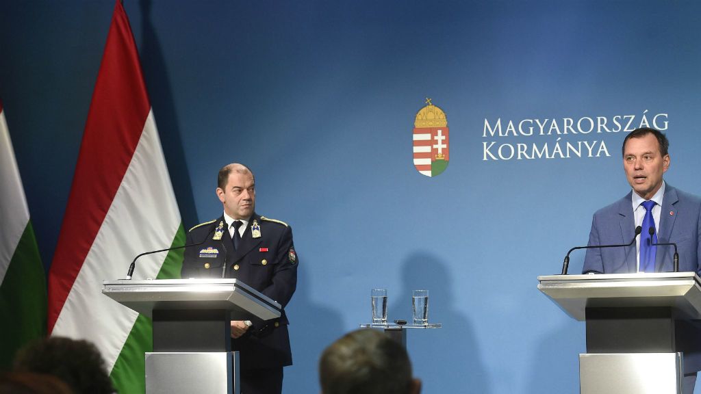 akatos Tibor, az operatív törzs ügyeleti központjának vezetője (b) és Szlávik János, a Dél-pesti Centrumkórház - Országos Hematológiai és Infektológiai Intézet osztályvezető főorvosa a koronavírus-fertőzés elleni védekezésért felelős operatív törzs sajtótájékoztatóján a Miniszterelnöki Kabinetiroda sajtótermében 2020. március 7-én.MTI/Bruzák Noémi