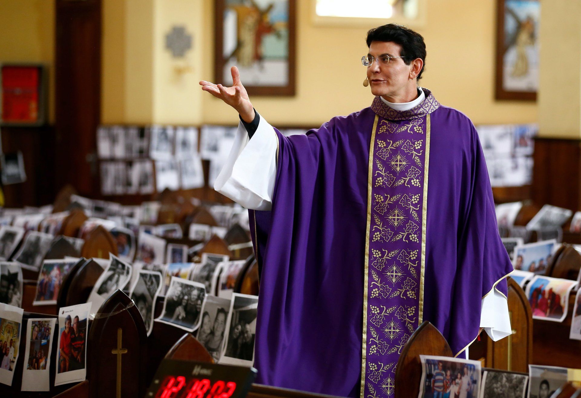 Reinaldo Manzotti brazil pap misét tart a hívek fotóival borított templomi padsorok között a brazíliai Paraná állam fővárosában, Curitibában 2020. március 21-én (Fotó:MTI/EPA-EFE/Hedeson Alves)