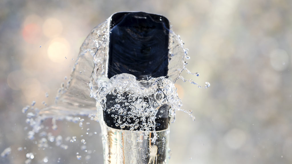 Képünk illusztráció, a cseppálló telefonnak ez már sok lenne (Fotó: Getty Images)