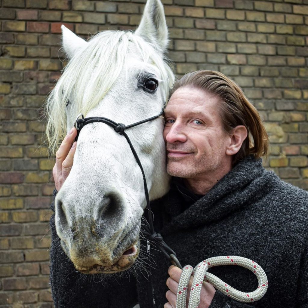 Pintér Tibor Tenya rajong a lovakért, ezzel videó nélkül is tisztában vannak a rajongói (Fotó: Instagram)