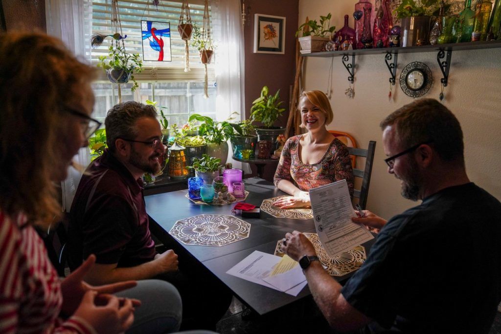 A szerelmespár végül a konyhájába hívott anyakönyvezetőt (Fotó: Profimedia)