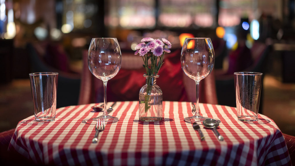 A koronavírus miatt mostantól az éttermek-kávézók legfeljebb 15 óráig tarthatnak nyitva (Fotó: Getty Images)
