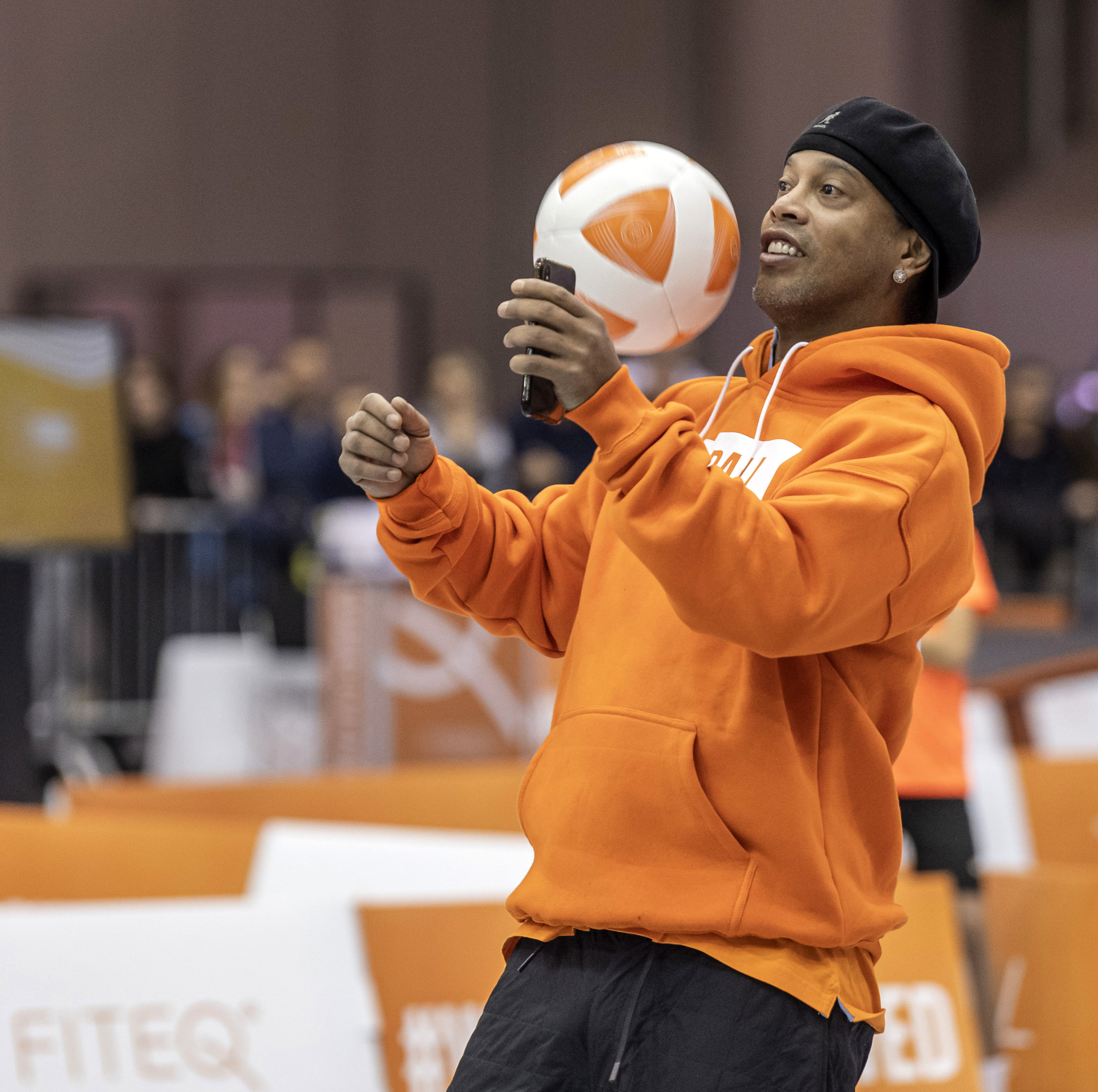 Ronaldinho rajong a Teqballért (Fotó: MTI)