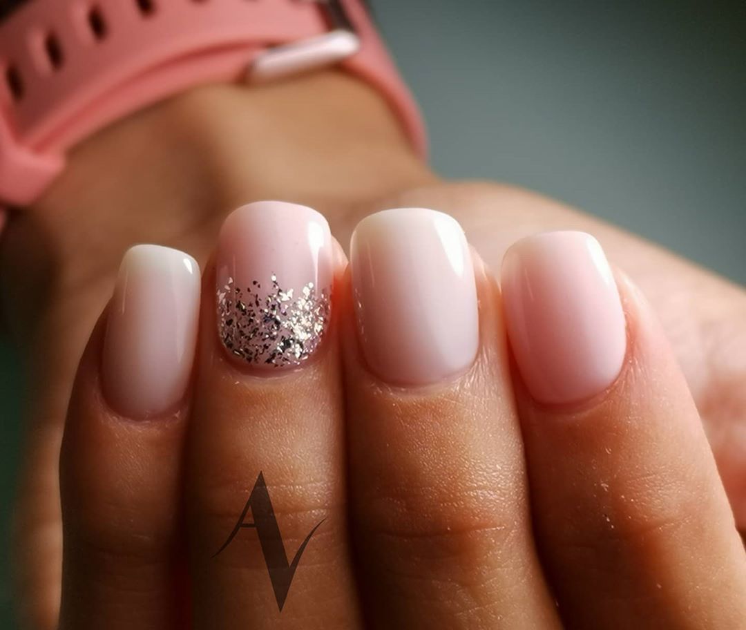 csillámos rövid körmök