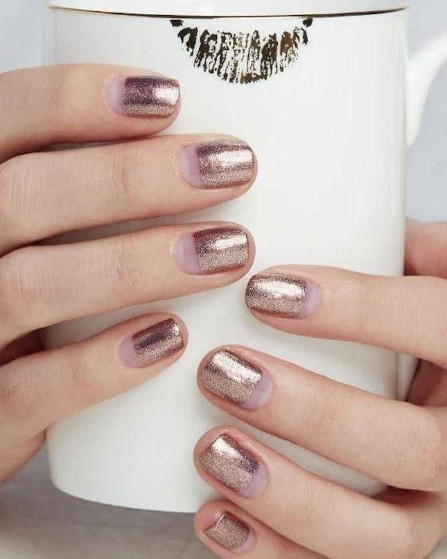 csillámos rövid körmök