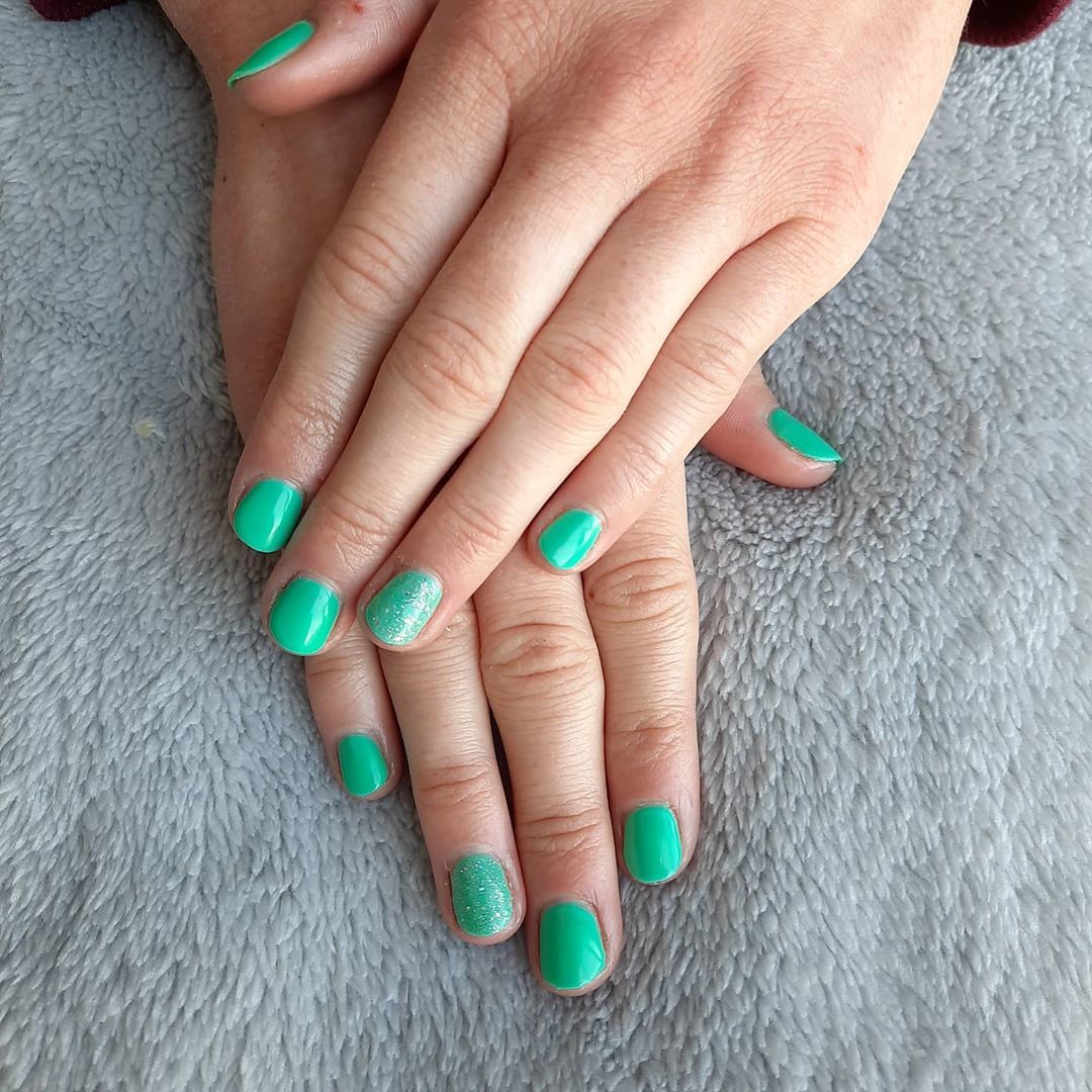 élénk színű manikűr rövid körmön