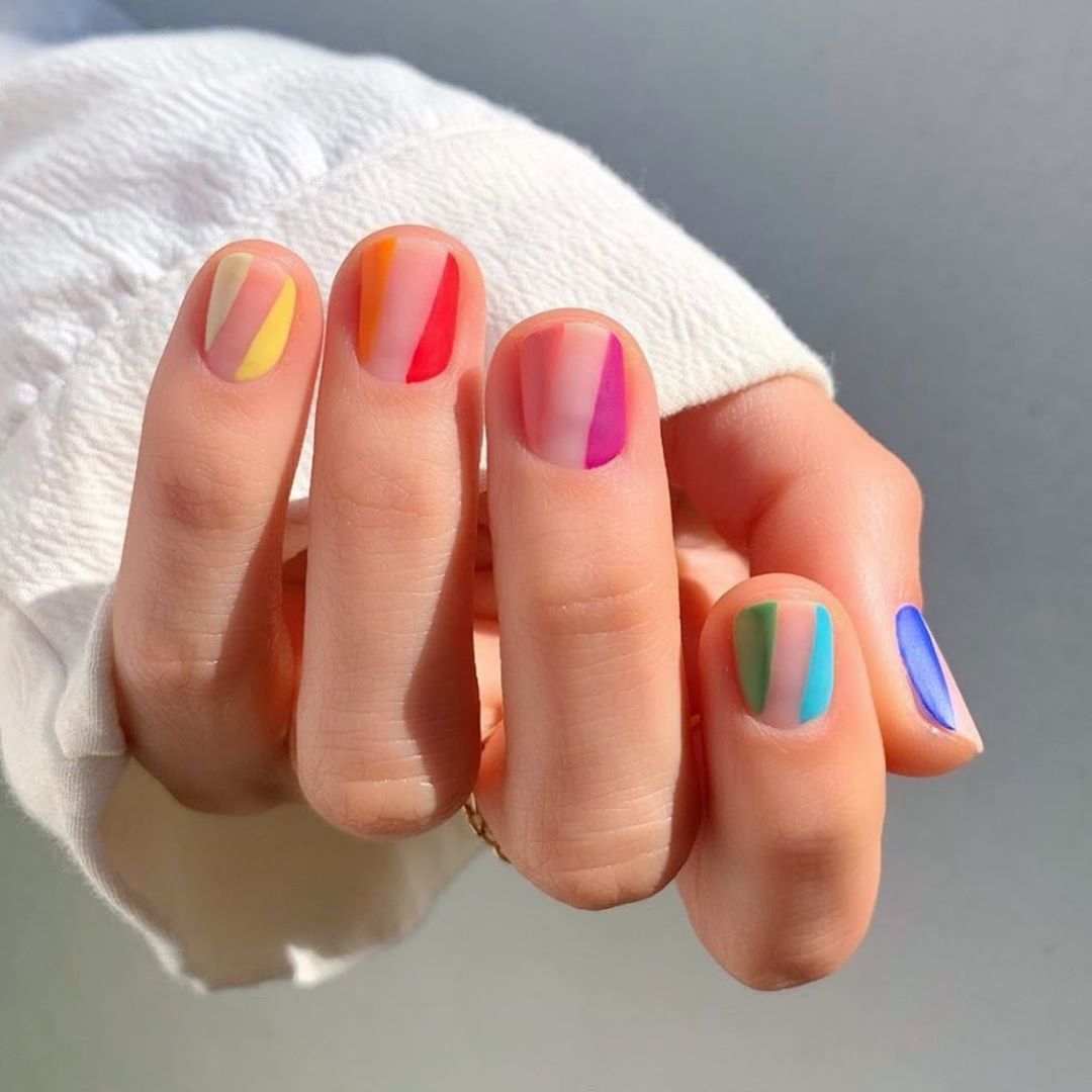 negatív tér manikűr rövid körmön