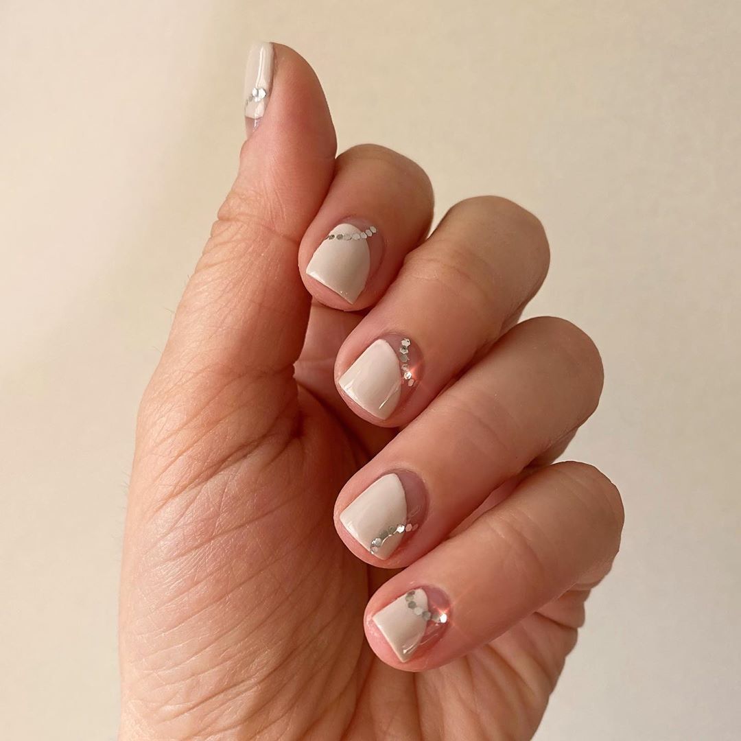 csillogó negatÍv tér manikűr rövid körmön