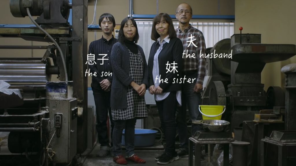 A kiotói Nose család: ők az utolsók, akik a különleges selyemfestési eljárást ismerik. (Fotó: Youtube/ Hermès | Silk marbling: a Japanese technique rediscovered)