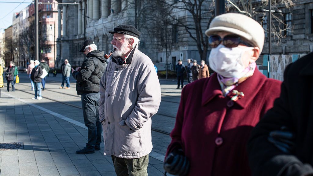 A koronavírus ellenére sajnos viszonylag sok idős embert lehet látni Budapest utcáin (Fotó: Neményi Márton)