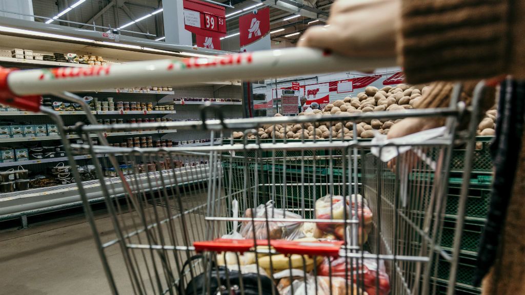 A fiatal lakók segítenek idős szomszédaiknak a bevásárlásban a koronavírus-idején - Photo by Марьян Блан | @marjanblan on Unsplash