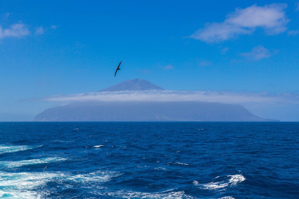 Tristan da Cunha jellegzetes vulkánja az óceán felől (Fotó: Getty Images)