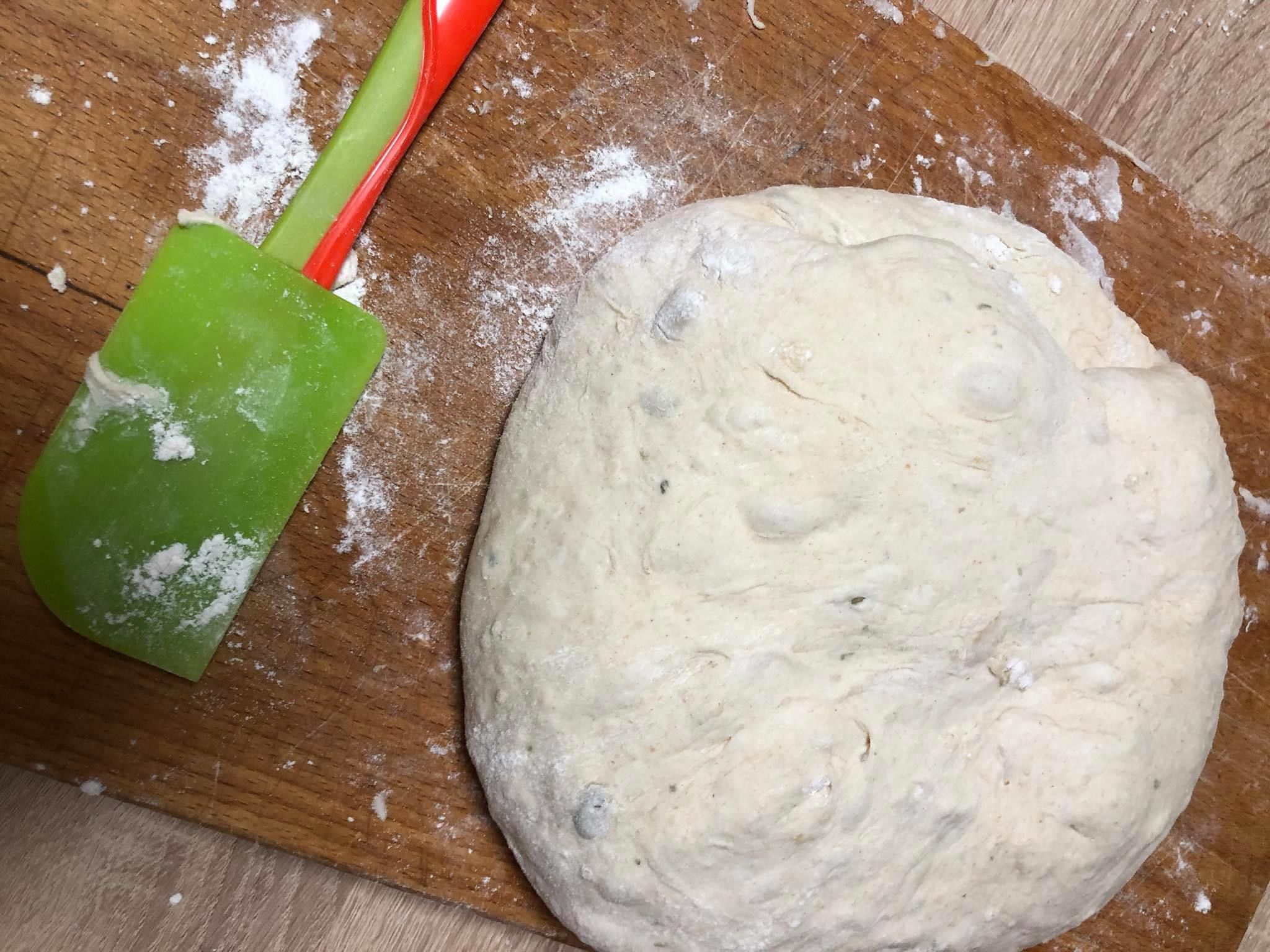 A tönkölykenyér sütés előtt (Fotó: Bencze Vivi)