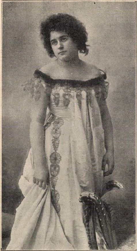 Török Marianna, a már nem éppen fiatal, de szép, molett, barna nő (fotó: Tolnai Világlapja)