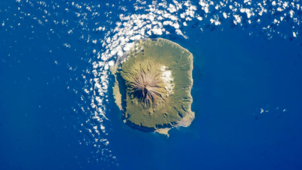 A sziget teljes lakossága a bal oldalon látható laposabb terület északi részén él (Fotó: Wikipedia)