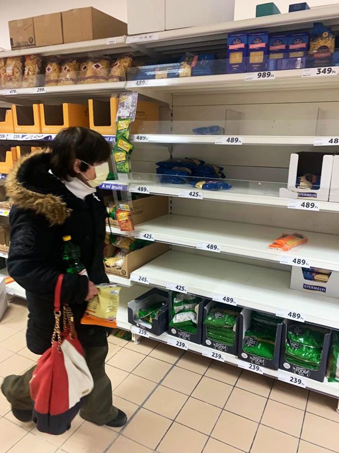 Olvasónk fotója az egyik budapesti Tesco üres polcairól