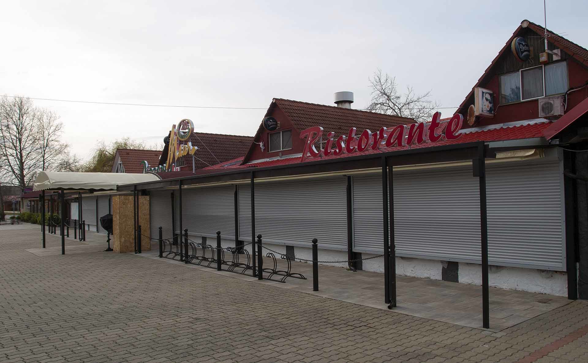 Zamárdi leghíresebb, indokolatlanul magasztalt étterme, a Mauro homlokzata. Minden év márciusában kiírják a pontos nyitást, idén még nincs kint tábla. / A szerző felvétele