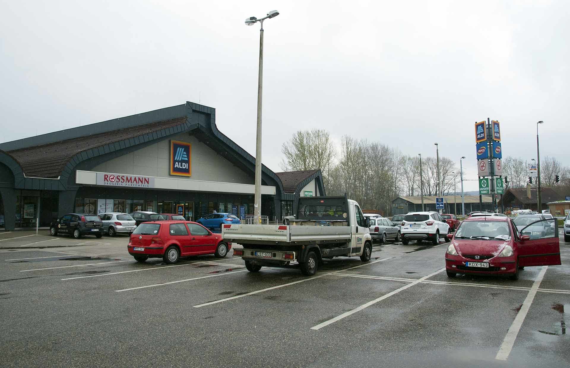 A szántódi Aldi előtti parkoló