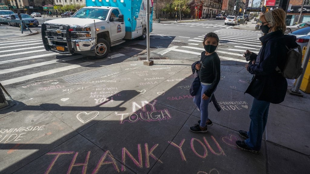Hálaüzenet a New York-i Mt. Sinai West Medical Center előtt