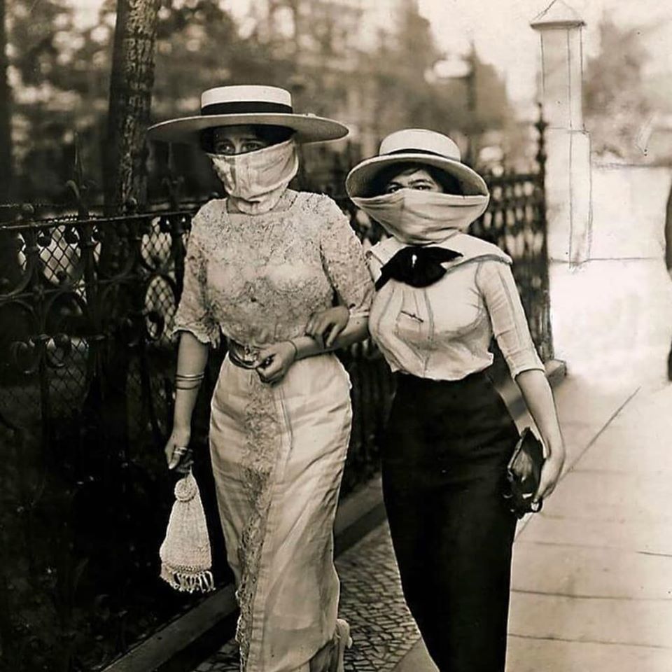 A koronavírus-járvány miatt visszatért Velencébe a hátán szamarat cipelő katona