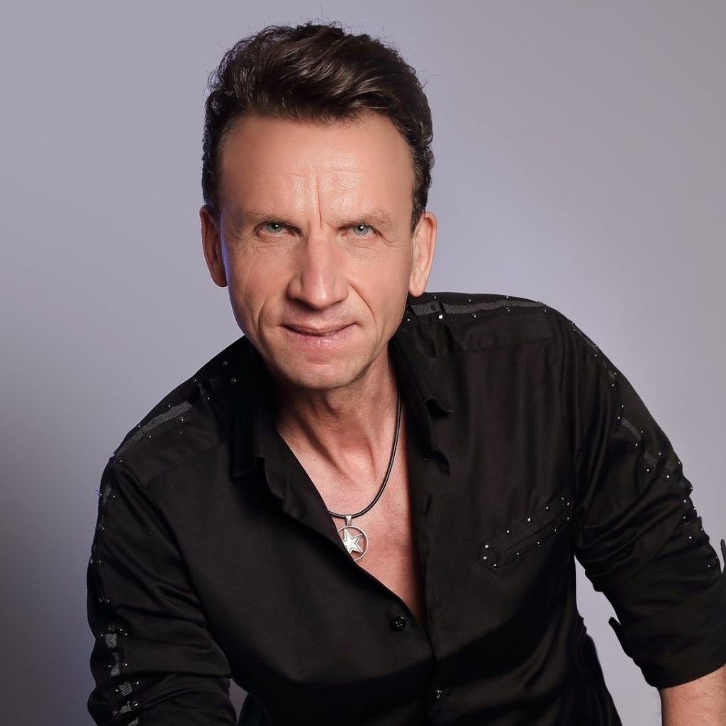 Rá sem lehet ismerni az énekesre, annyira megváltozott (Fotó: Facebook)