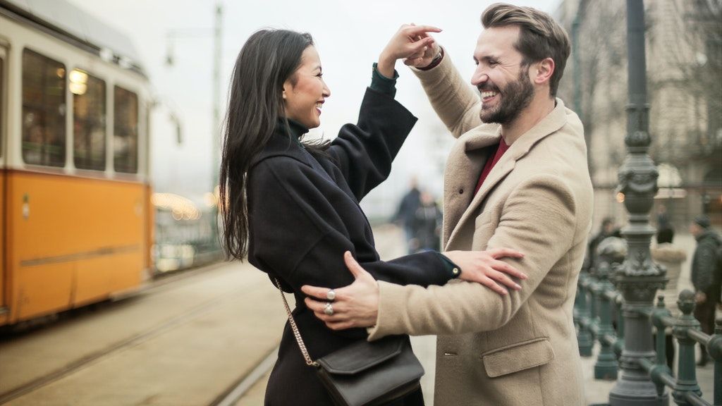 Táncoló fiatal pár.