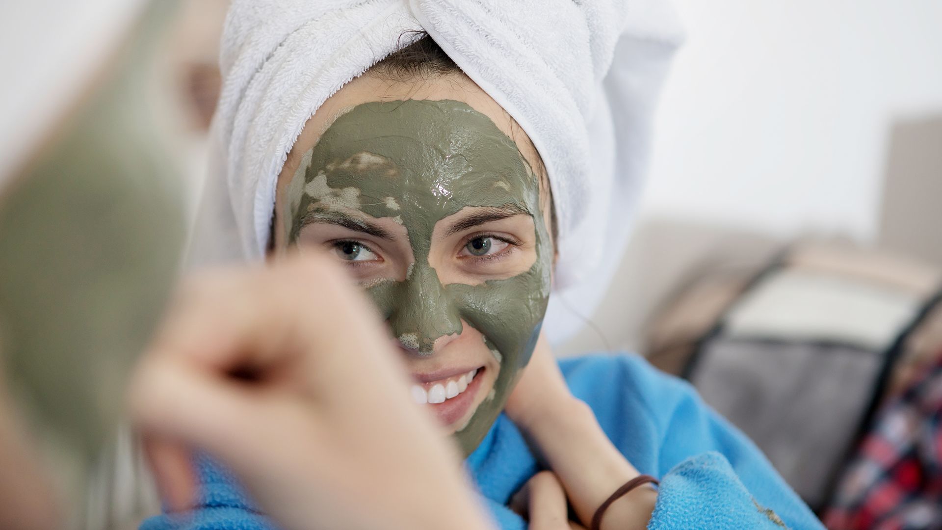 Az agyagos maszk sokkal gyengédebb pórustisztítást teszt lehetővé, mintha mi magunk nyomkodnánk ki őket.