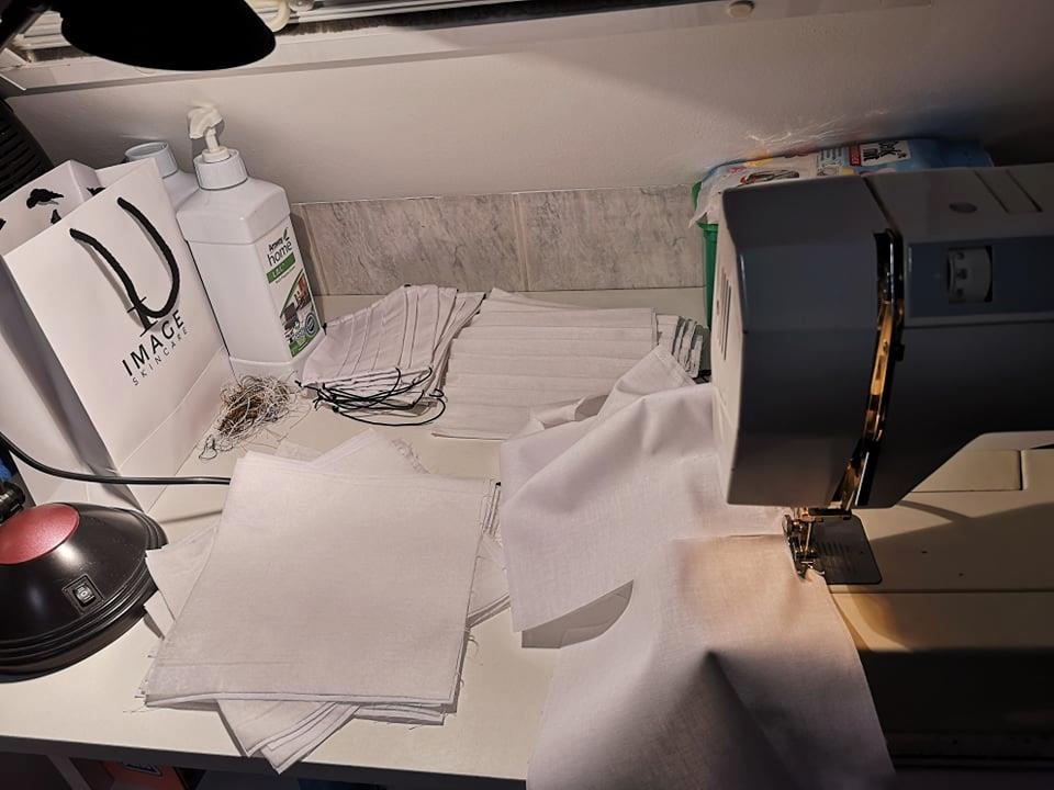 „Kivarrtam magamból a dühömet a rohadt vírus ellen, az elkeseredettségemet, hogy munkanélküli lettem” – maszkvarró terápia Orosházán