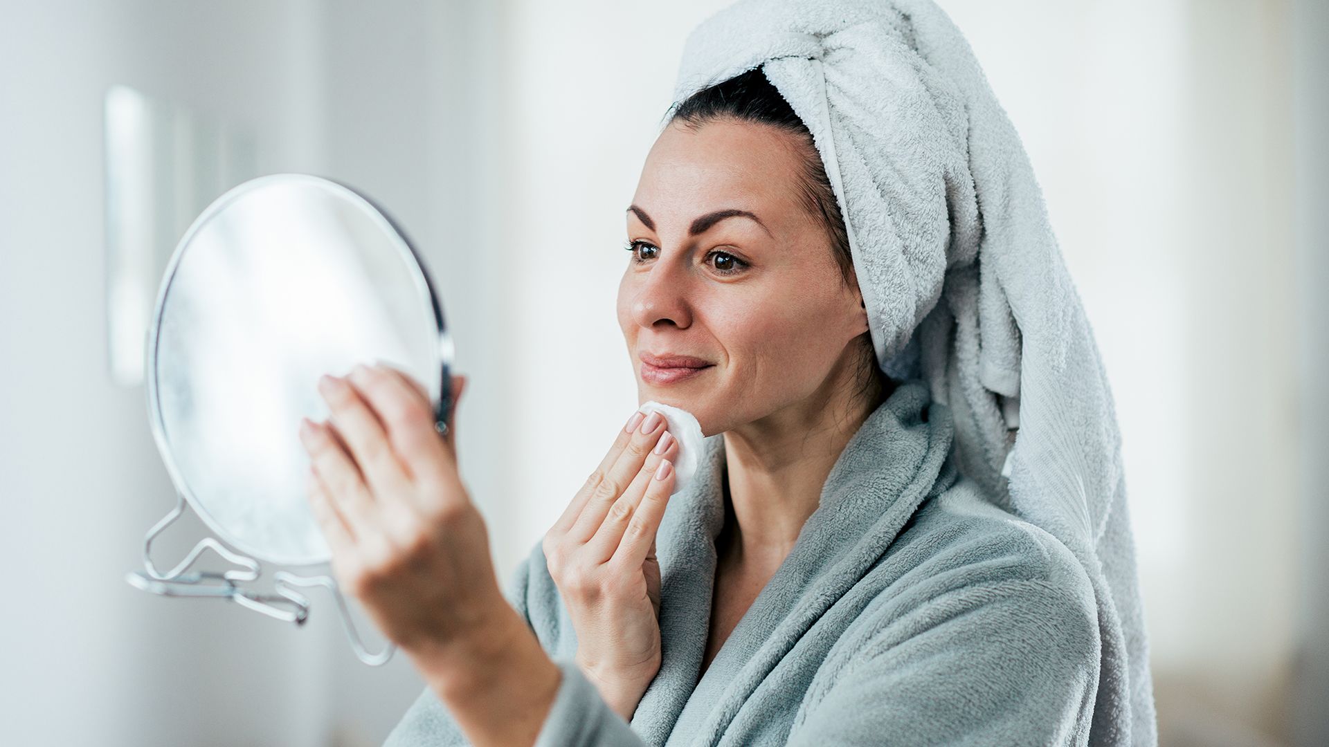 A megfelelő arctisztítás elengedhetetlen része az otthoni arckezelésnek.