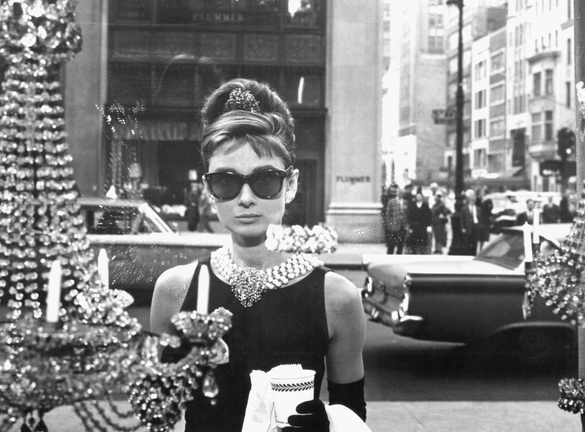 Audrey Hepburn a Truman Capote regényéből készült film, az Álom luxuskivitelben híressé vált jelenetében, a Tiffany ékszerüzlet kirakata előtt.