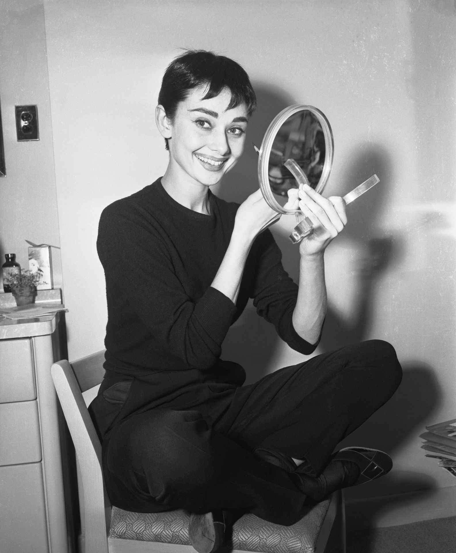 Audrey Hepburn színházi fellépés előtt az öltözőszobájában.