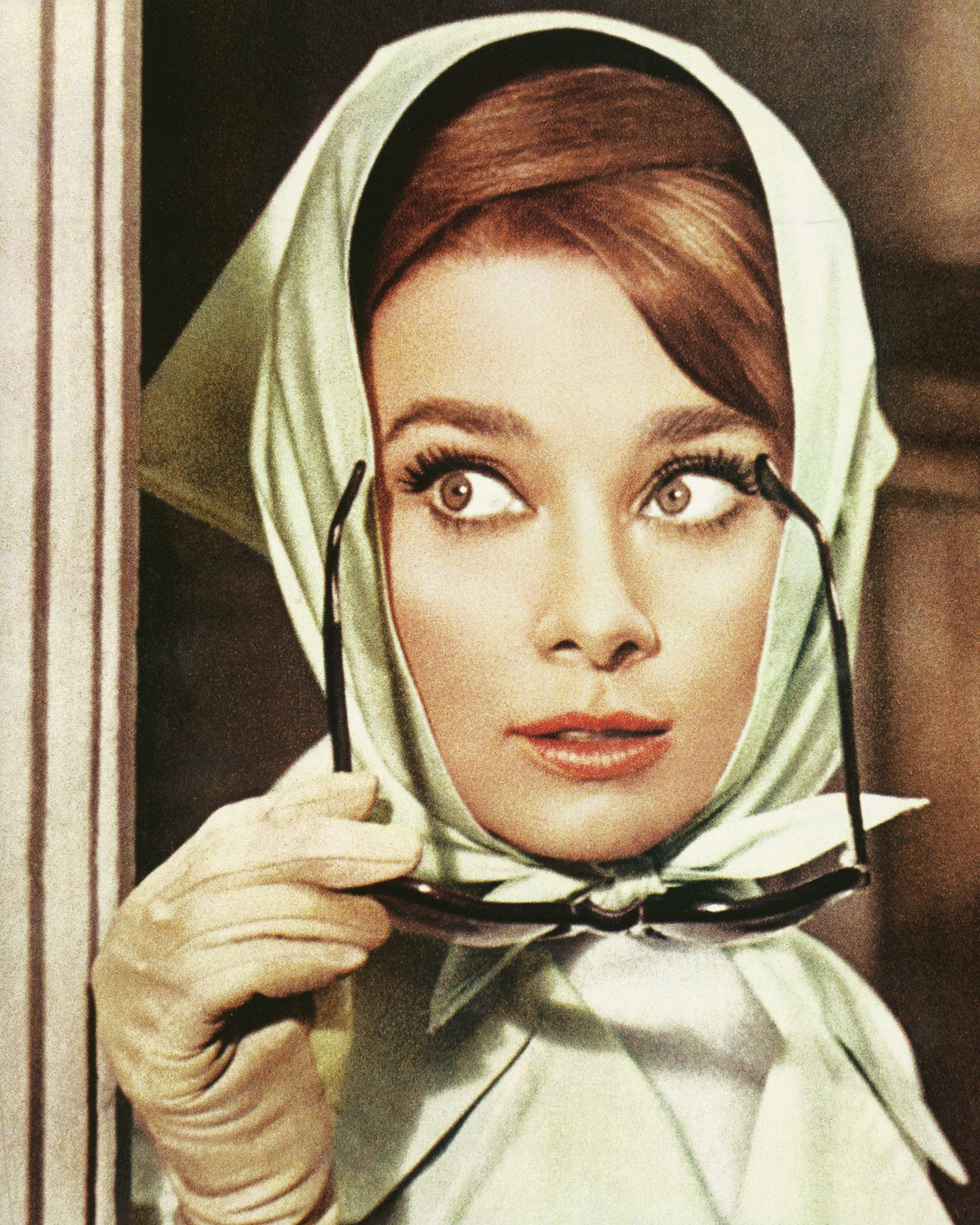 Audrey Hepburn az 1963-as Amerikai fogócska film egy jelenetében, selyemkedővel a fején.