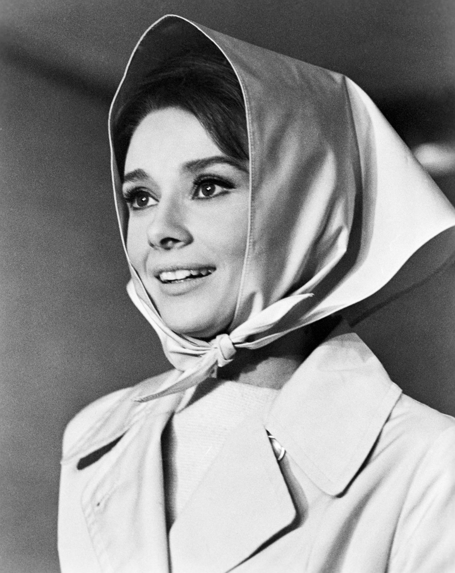 Audrey Hepburn nem csak a filmvásznon viselt szívesen fejkendőt.
