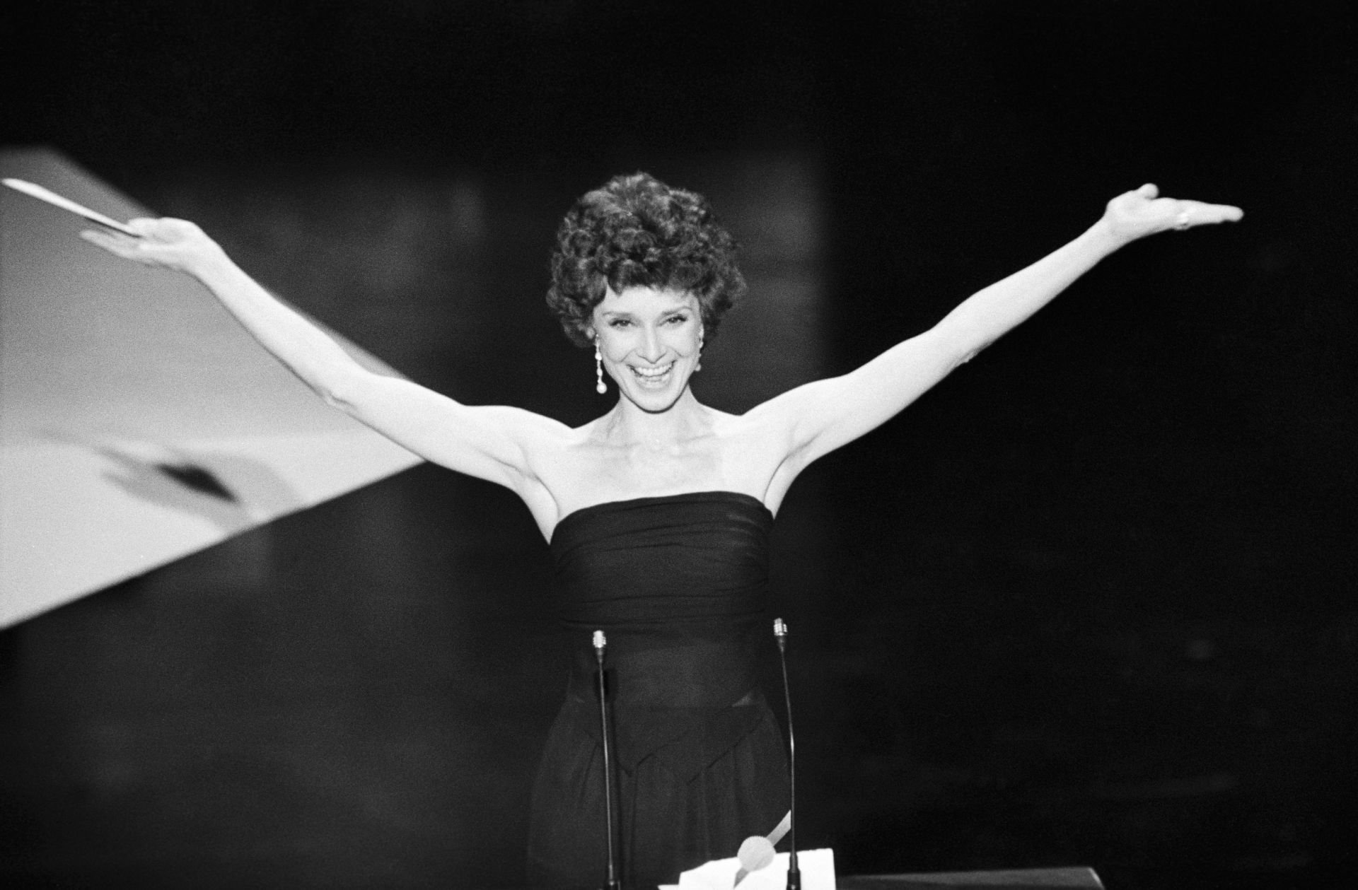 Audrey Hepburn az 1976-as Oscar-gála színpadán.