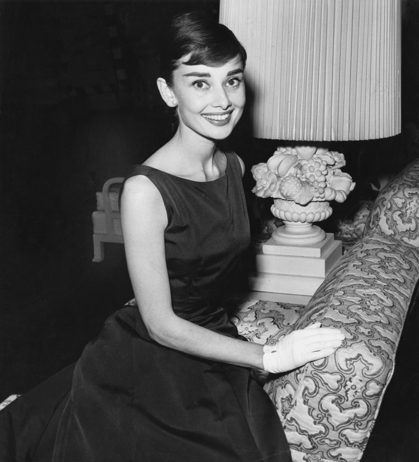 Audrey Hepburn fotója 1955 környékéről - természetesen kis fekete ruhában.