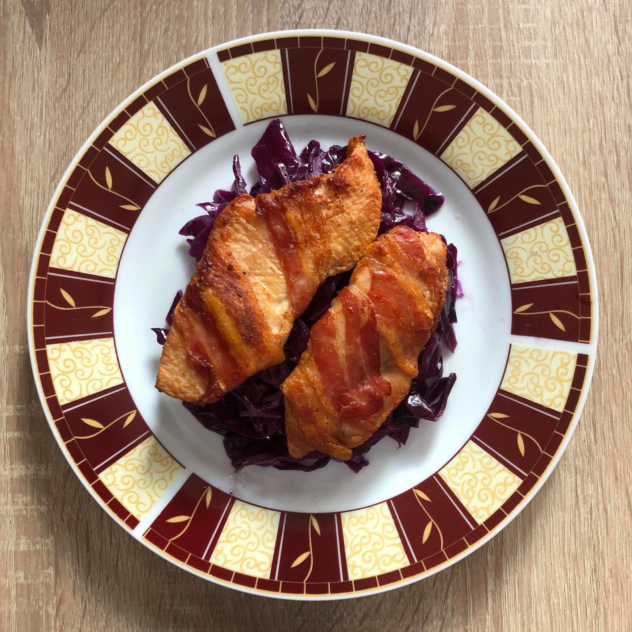 Baconbe tekert csirkemell párolt lilakáposztával (Fotó: Bencze Vivi)