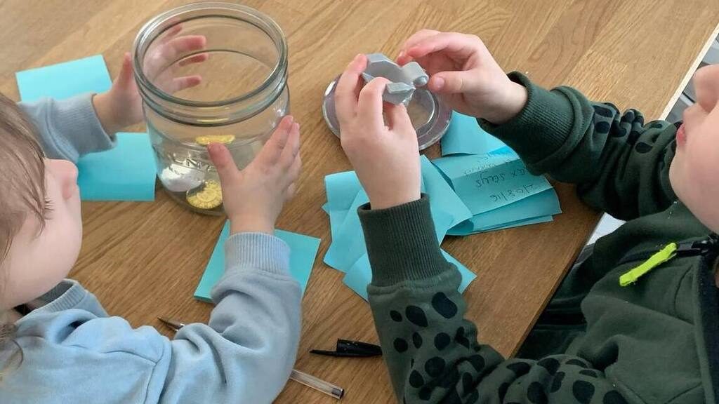 Karantén gyerekekkel: Ezt az ötletet minden anyukának érdemes követnie. Forrás: Facebook, Katie Eborall