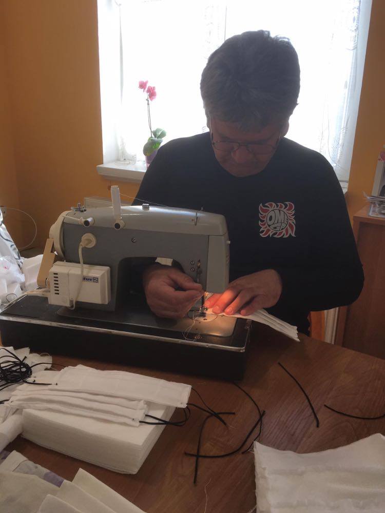 „Kivarrtam magamból a dühömet a rohadt vírus ellen, az elkeseredettségemet, hogy munkanélküli lettem” – maszkvarró terápia Orosházán