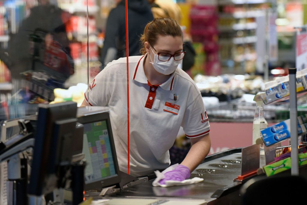 Ilyen a bolti eladók munkája a járvány alatt