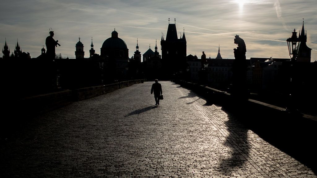 Az új forgatókönyv szerint az eredetileg tervezettnél mintegy két héttel korábban nyithatnak ki egyebek között a nagyobb boltok, a vendéglők kerthelységei, a fodrászszalonok, a kiállítások, múzeumok és az állatkertek is. Getty Images