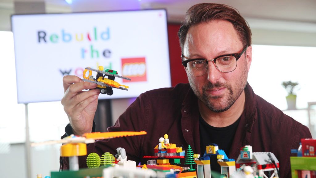 David Pallash két gyerek édesapja, így első kézből tapasztalja, milyen hatással van a karantén a gyerekekre (Fotó: LEGO)