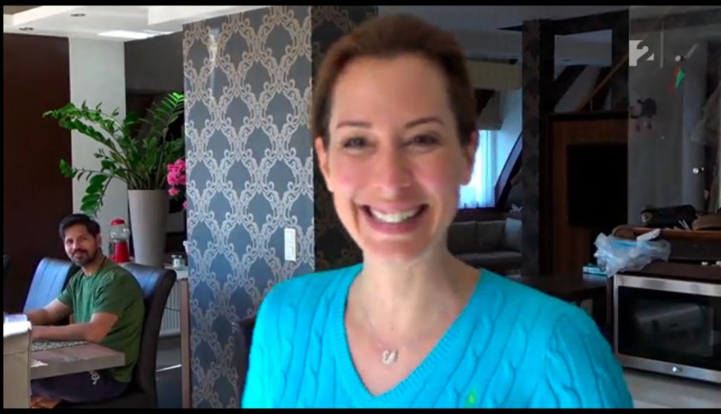 Demcsák Zsuzsa és Krishan otthon