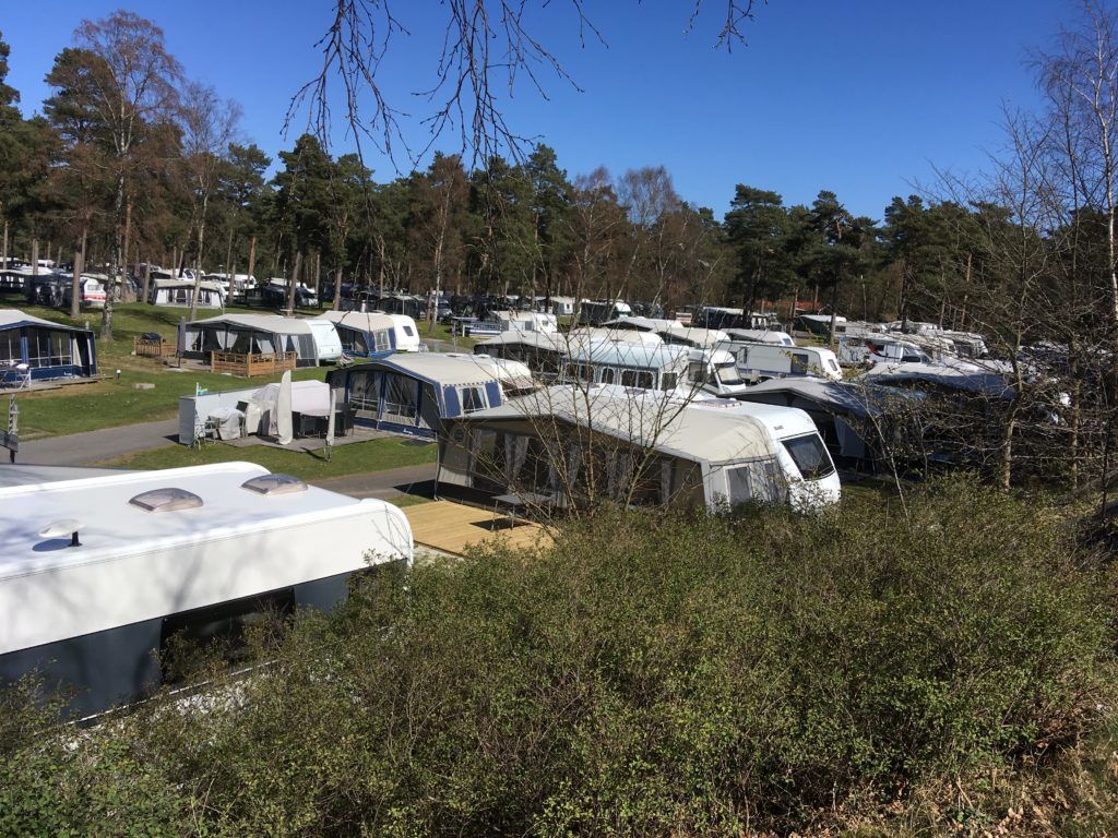 „Védőfelszerelés híján esőkabátban mentek be a fertőzöttekhez az orvosok” - egy Svédországban élő magyar jelenti