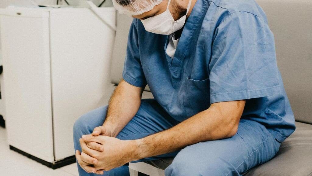 Így imádkoznak az egészségügyi dolgozók koronavírusos betegeikért. Illusztráció: Jonathan Borba on Unsplash