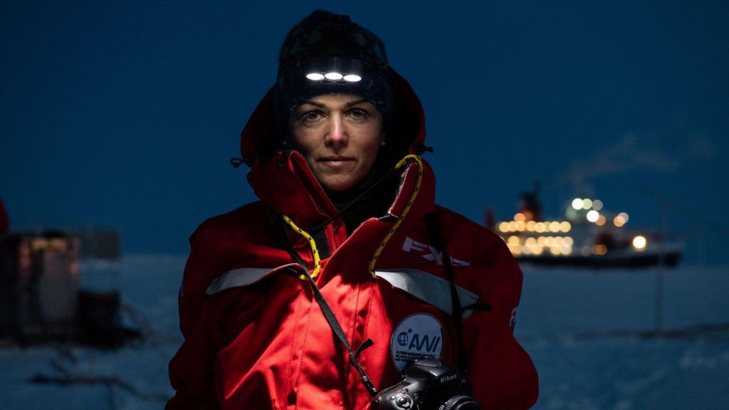 Esther Horvath a Polarstern kutatóhajóval a háttérben (Fotó: Jakob Stark)
