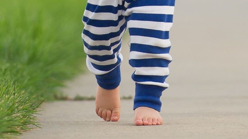 gyerek mezítláb