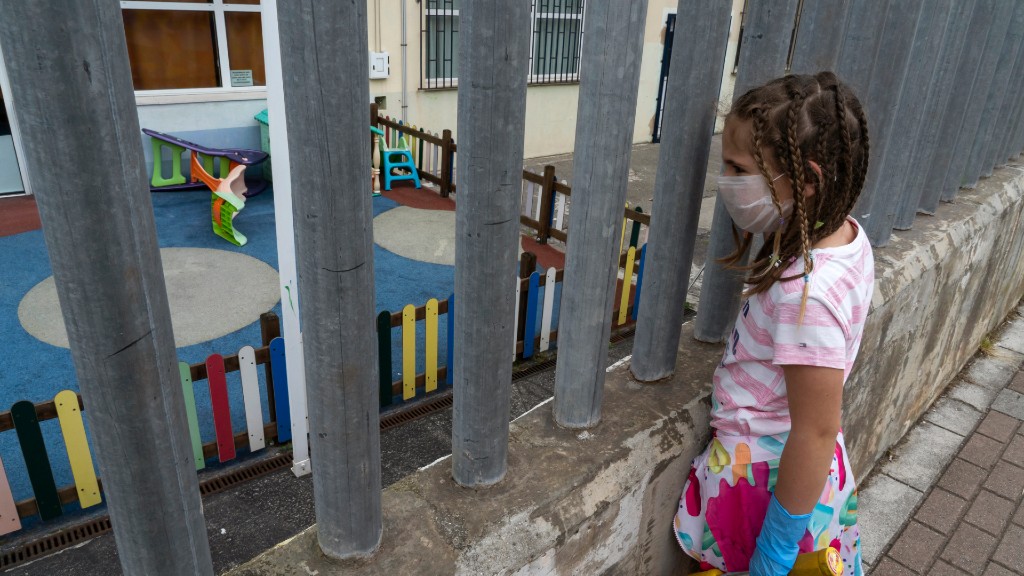 Spanyol kislány vágyakozva nézi a lezárt játszóteret (fotó: Joaquin Gomez Sastre/NurPhoto via Getty Images)