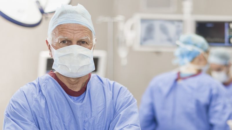 Visszamehetnek dolgozni a 65 év feletti orvosok