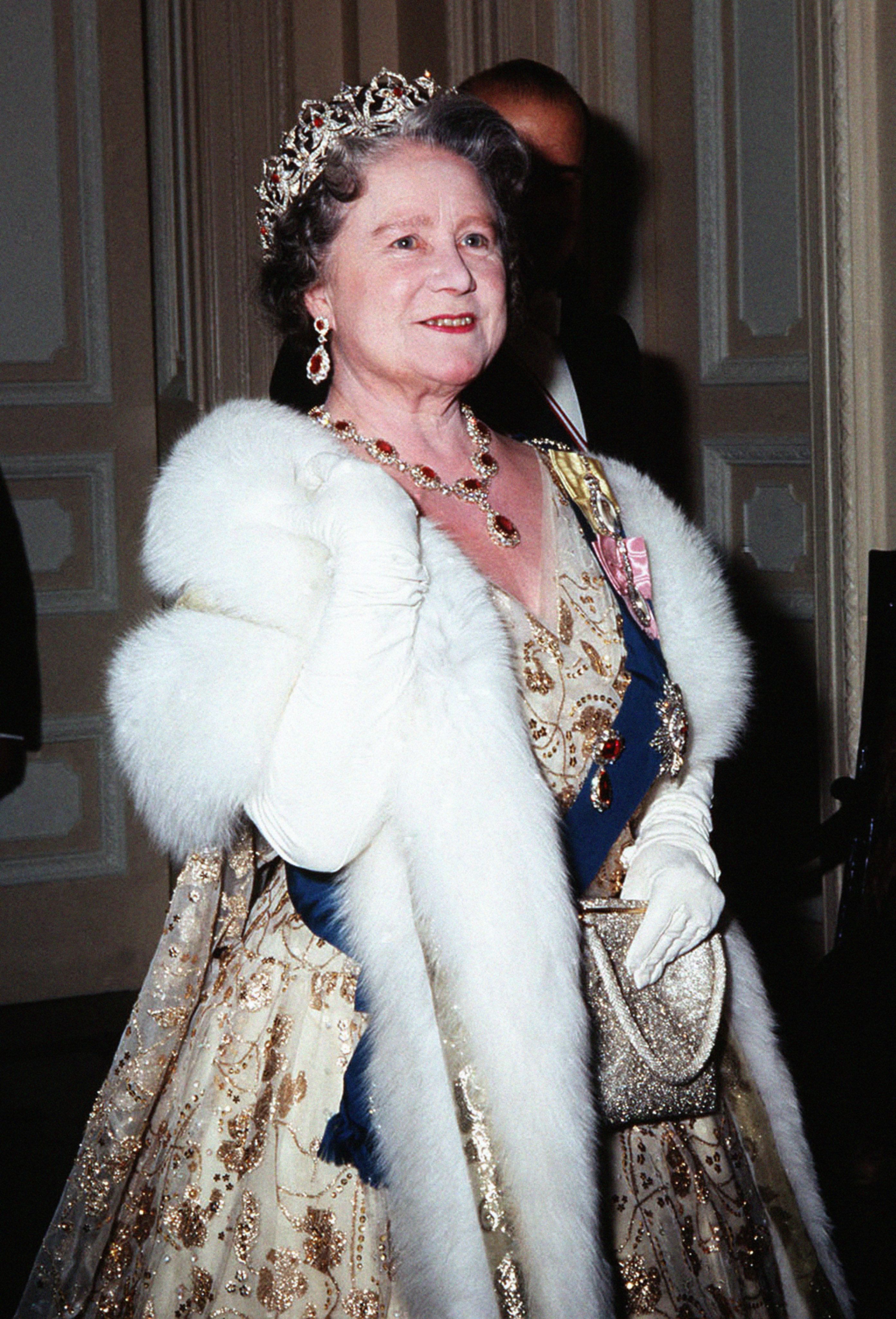 Ezsébet anyakirályné, ruháján a királyi családi rangjelzéseivel, melyeket férjétől és lányától kapott.